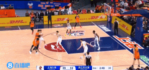 写意！洛夫顿持球吸引防守 连续助攻李弘权三分穿针
