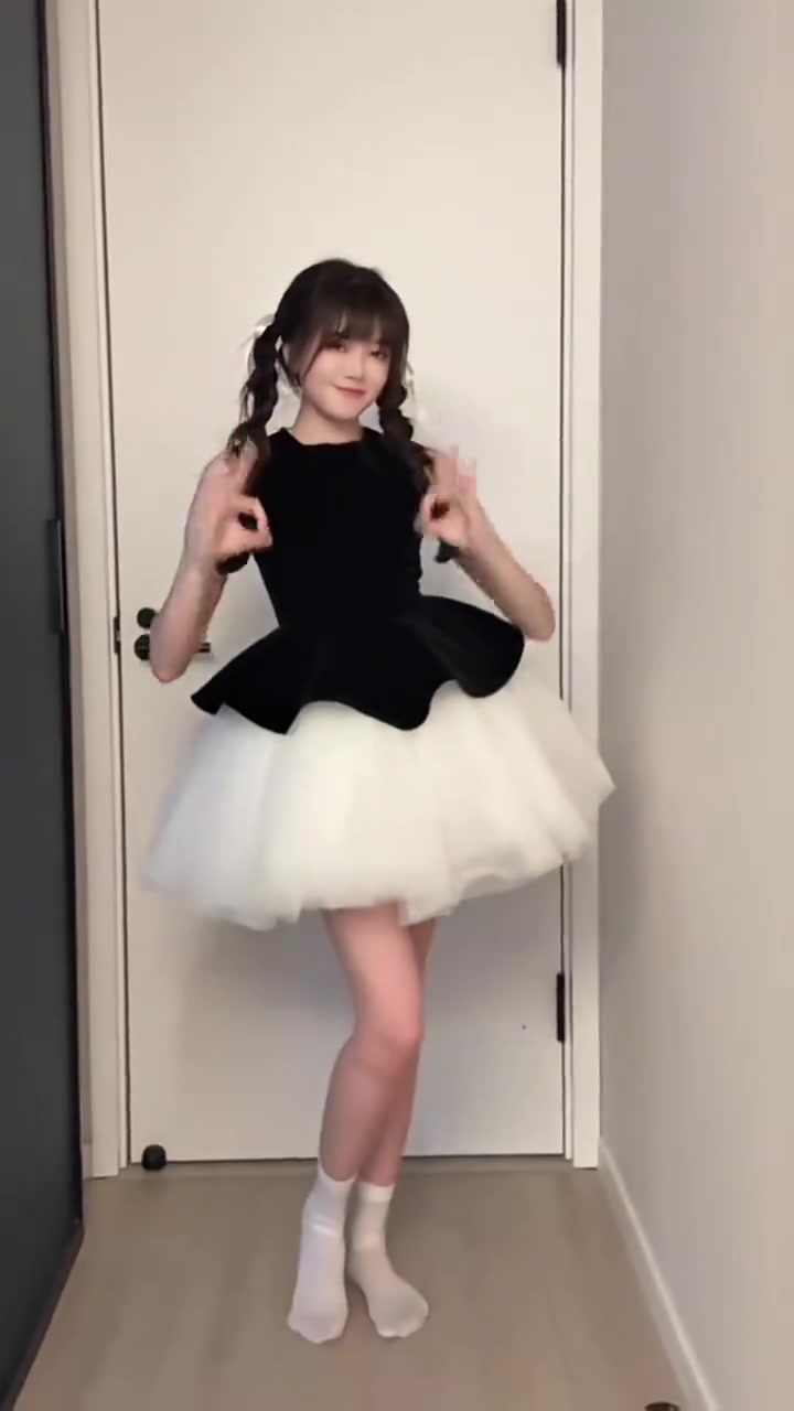 主持骆歆分享舞蹈视频：一“三”一“三”亮晶晶~