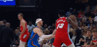 看着都疼！小贾伦连续挥肘+拍打卡鲁索面部 被吹一级恶意犯规