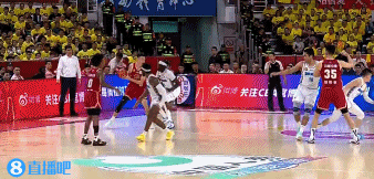 焦海龙举球虚晃碰到奥莫特脸部 裁判吹奥莫特犯规！