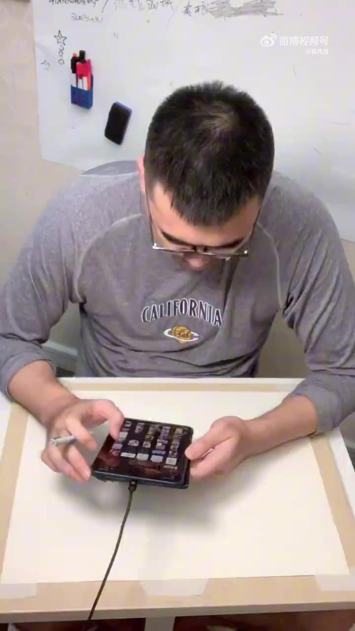 👀张兆旭手绘亚历山大哈利伯顿总决赛海报 预测雷霆4-2夺冠